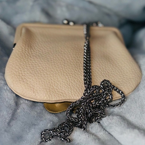 BRIGHTON BEIGE LEATHER ROSE KISSING CLOSURE CROSSBODY WHEAT CHAIN - Picture 4 of 17